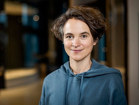 Porträtfoto einer Frau in blauem Pullover