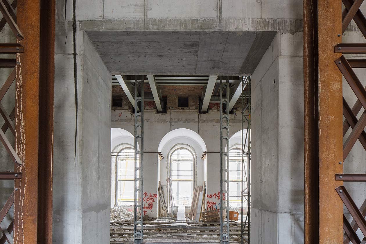 Blick durch eine dicke Betonwand auf die alte Fensterfront (öffnet Vergrößerung des Bildes)