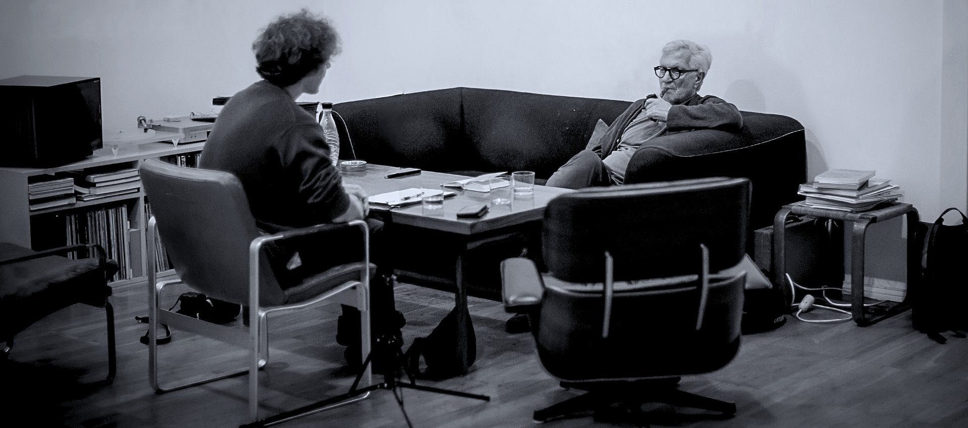 zwei Personen im Gespräch