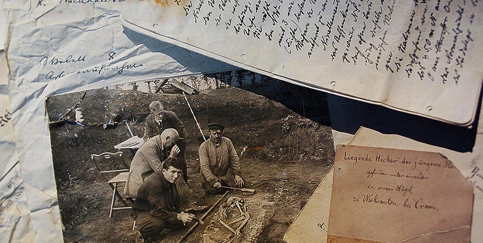 Ansammlung von historischen Dokumenten wie Schriftstücken und Fotos.