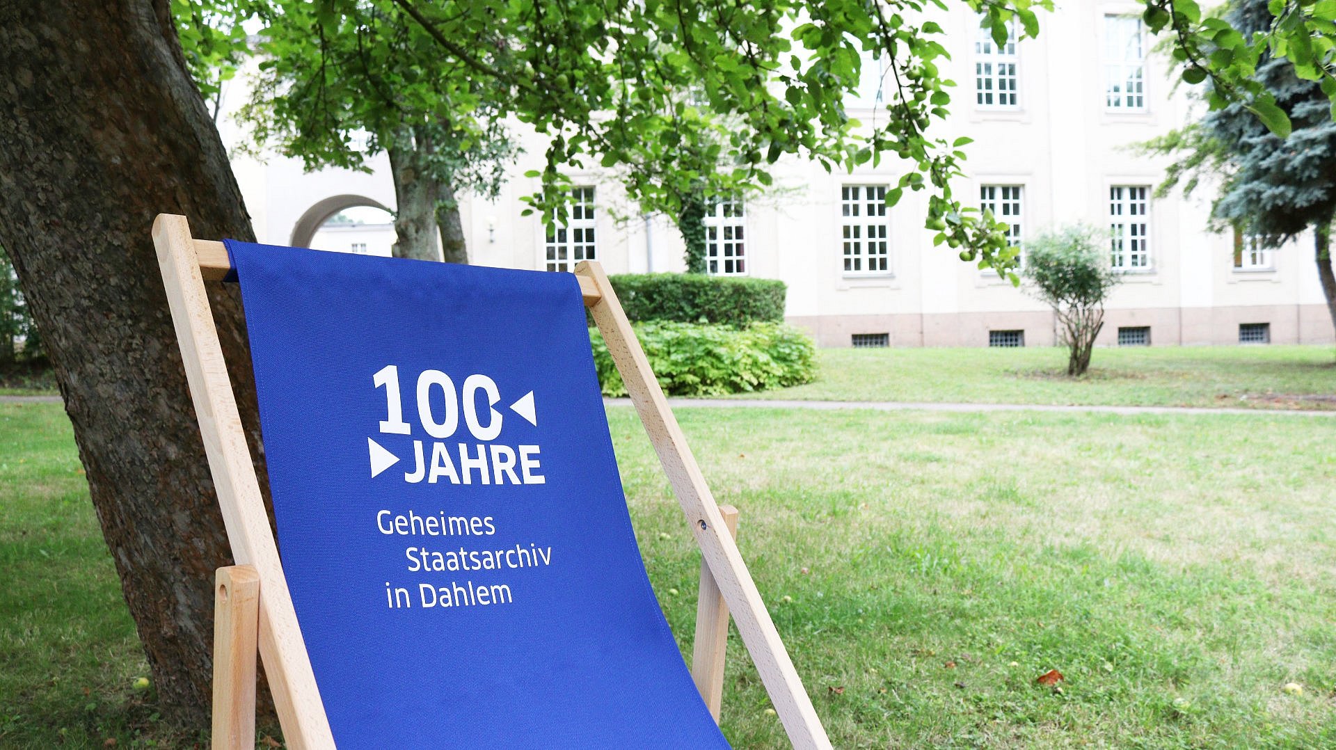 Ein blauer Strandstuhl in einem Garten