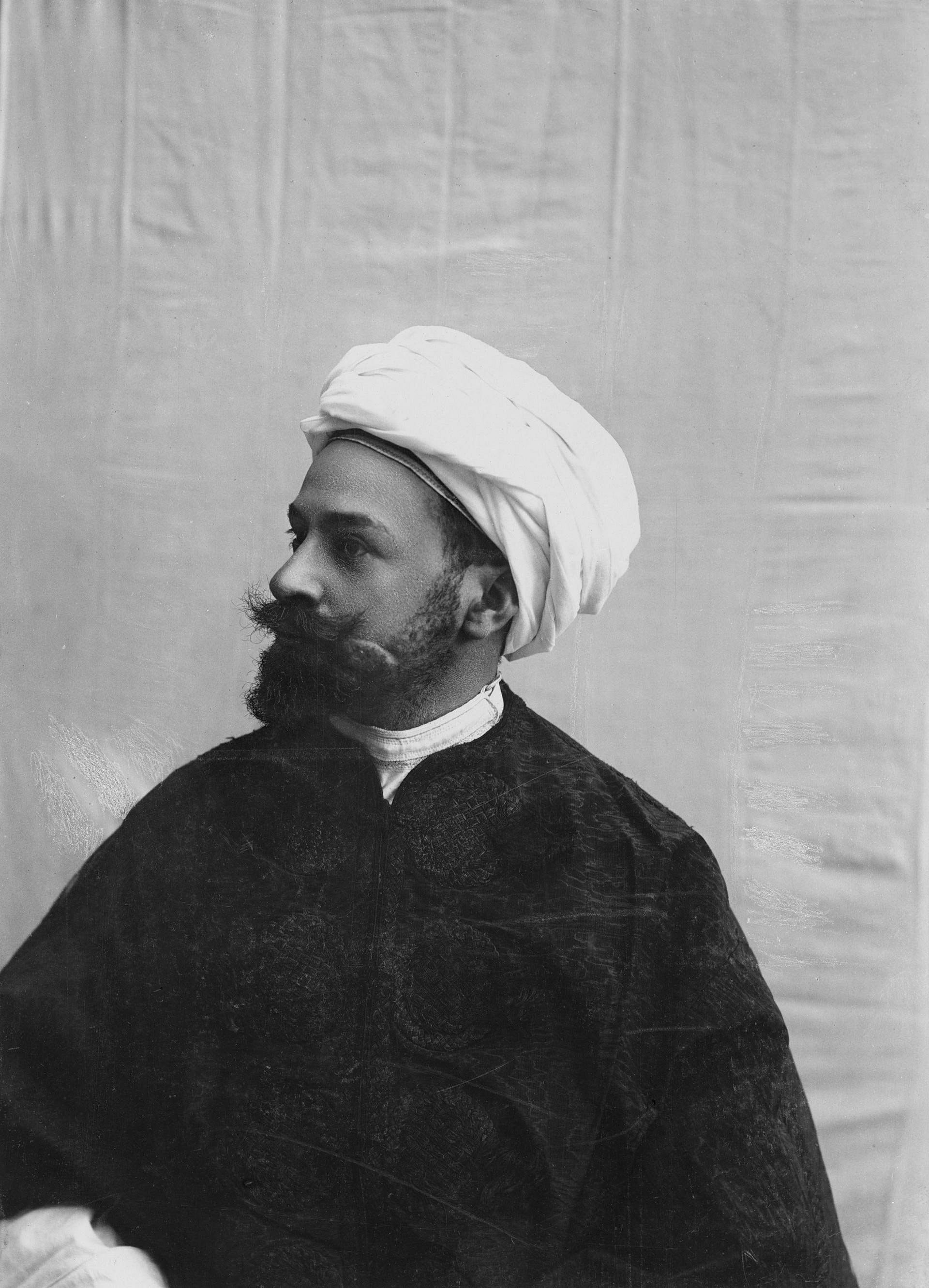 Schwarz-weiß Fotos eines Mannes mit weißem Turban