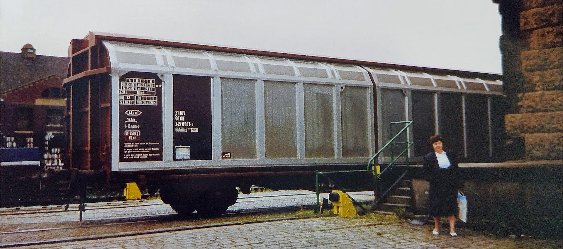 Historische Aufnahme, Bahnwaggon im Westhafen Berlin, davor eine Frau