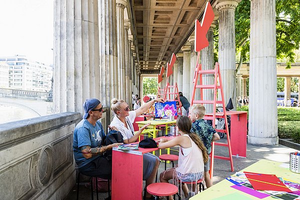 Familientag unter den Kolonnaden auf der Museumsinsel © Staatliche Museen zu Berlin / Valerie Schmidt