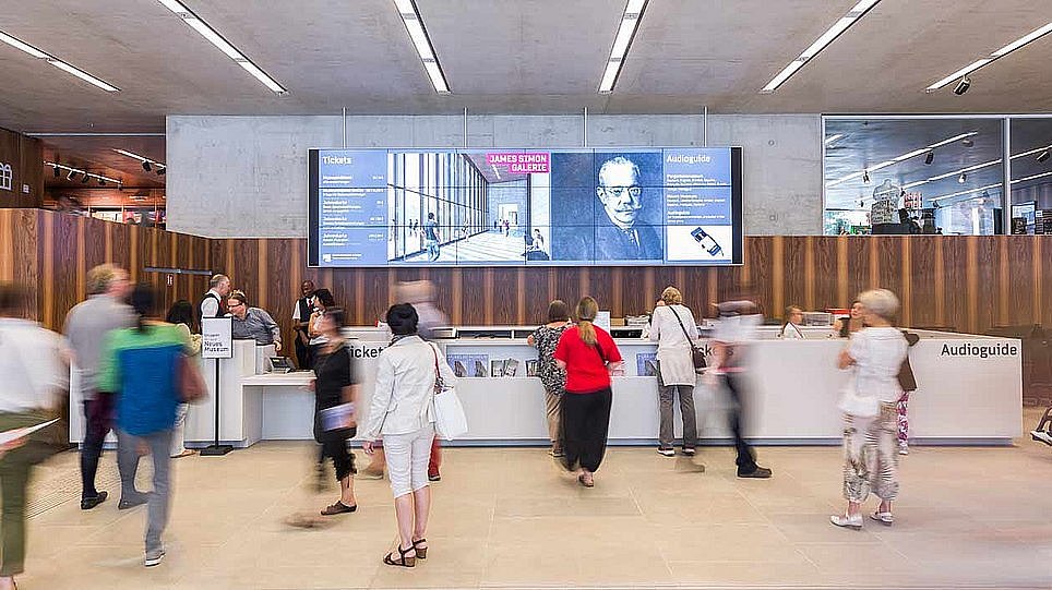 Besucherinnen vor den Serviceschaltern der James-Simon-Galerie (öffnet Vergrößerung des Bildes)
