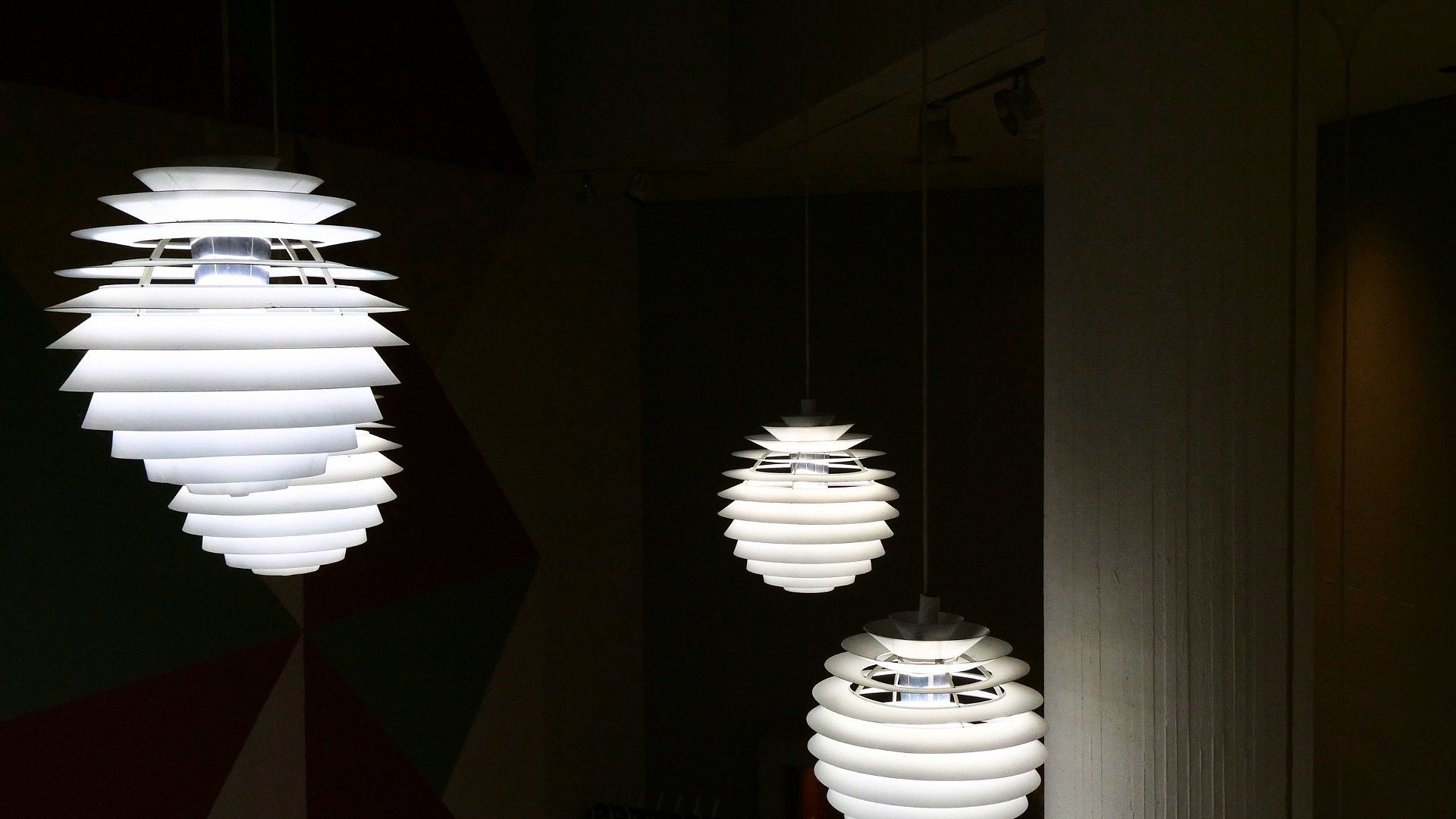 Designer-Lampen vor dunklem Hintergrund