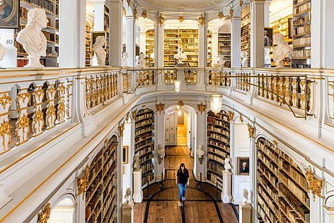 Blick in eine prachtvolle Bibliothek.