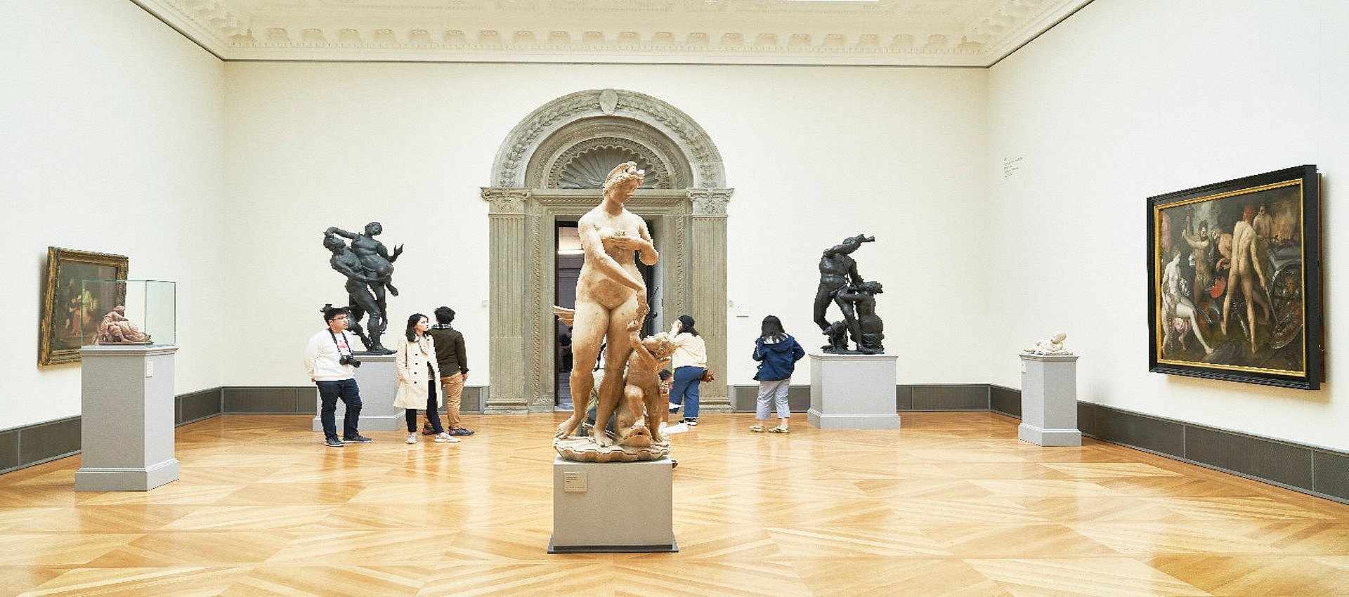 Besuchende im Museum