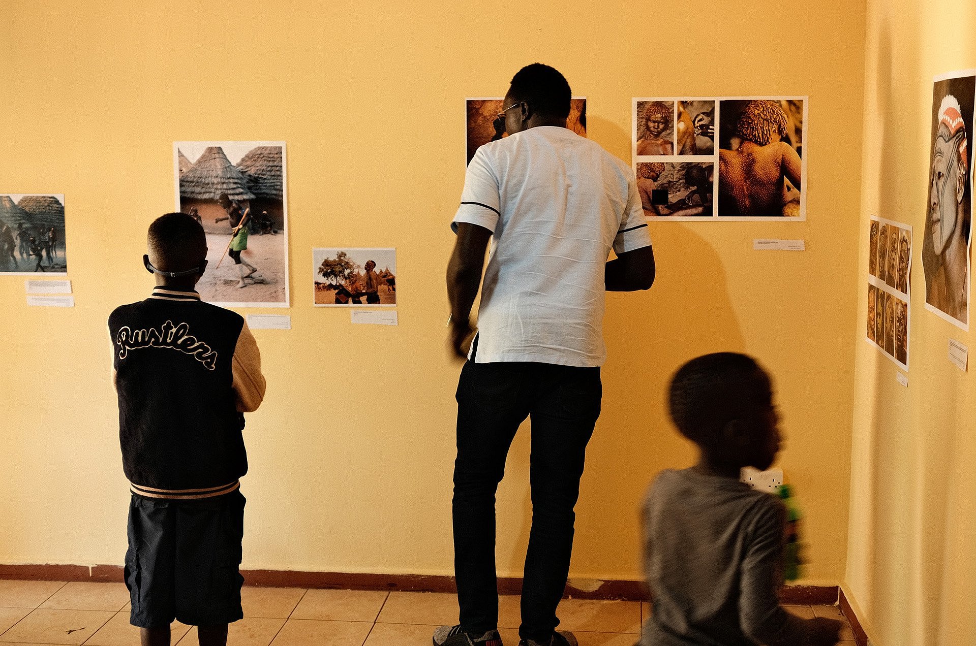 Menschen betrachten eine Fotoausstellung