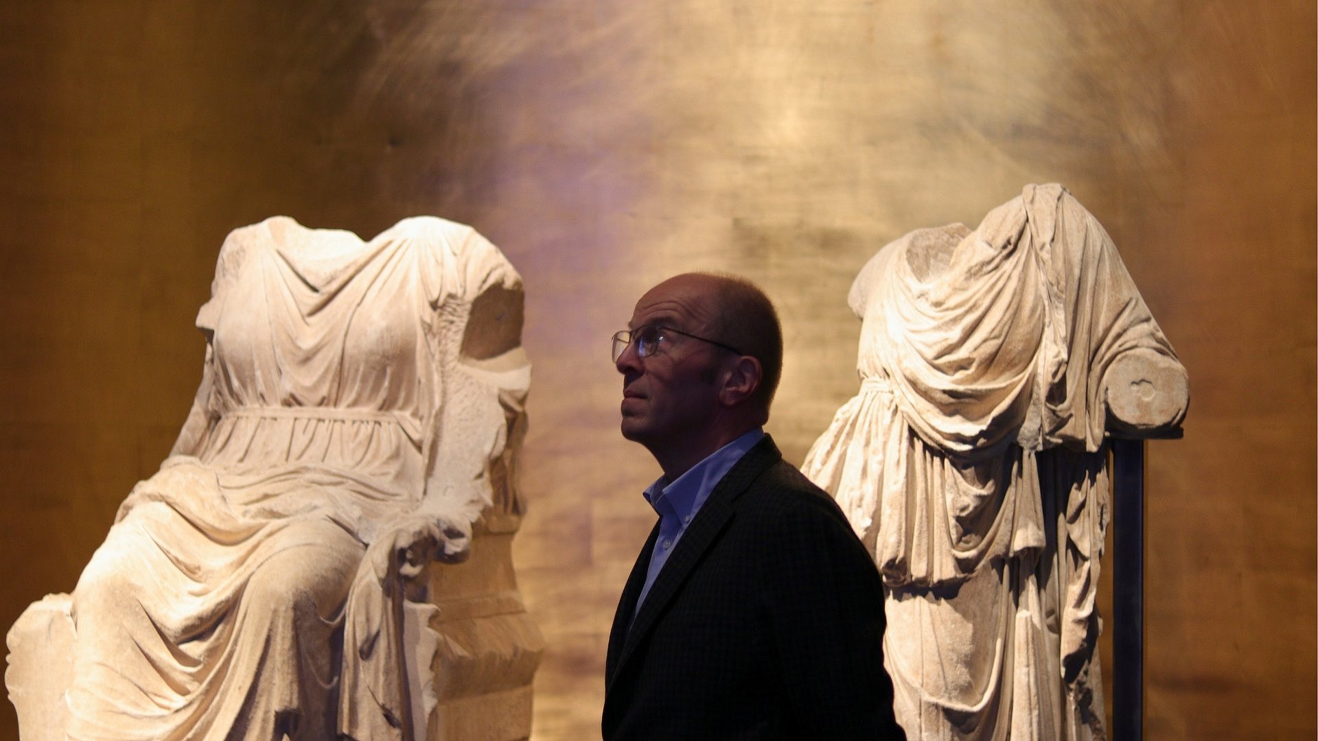 Johannes Höper zwischen zwei Ausstellungsstücken in „Pergamonmuseum. Das Panorama“