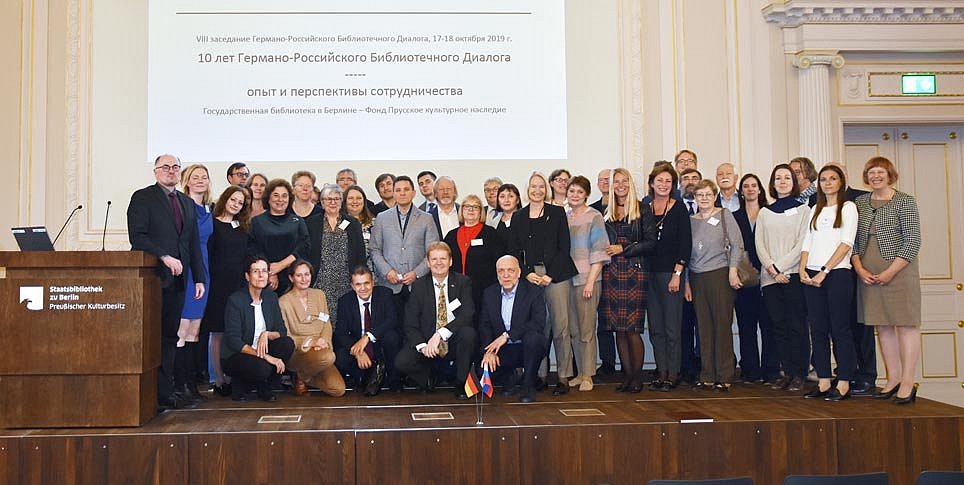 Gruppenfoto auf einer Bühne.