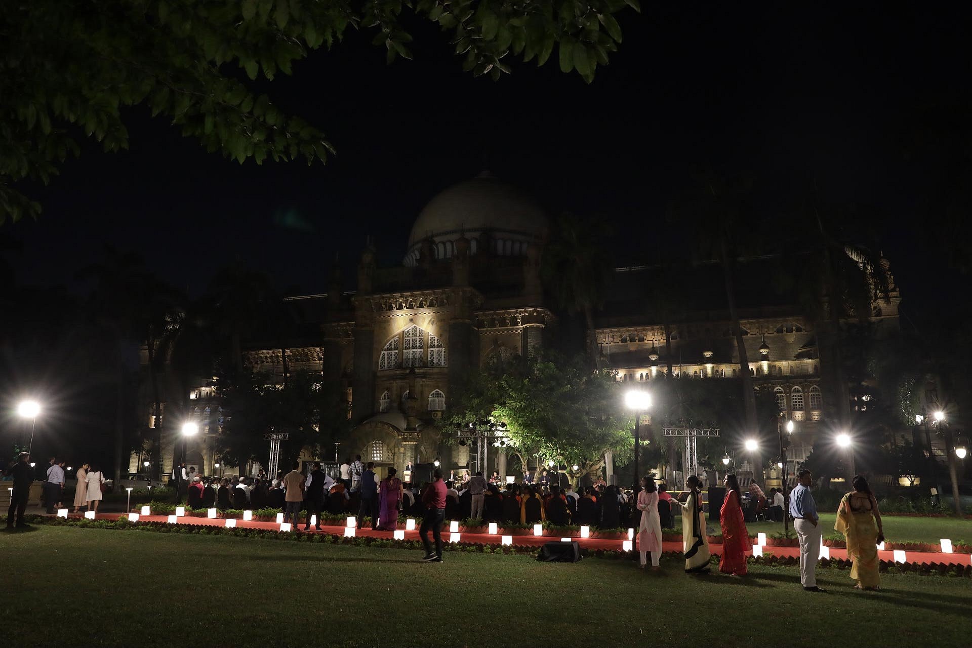 Prachtvolles Gebäude bei Nacht