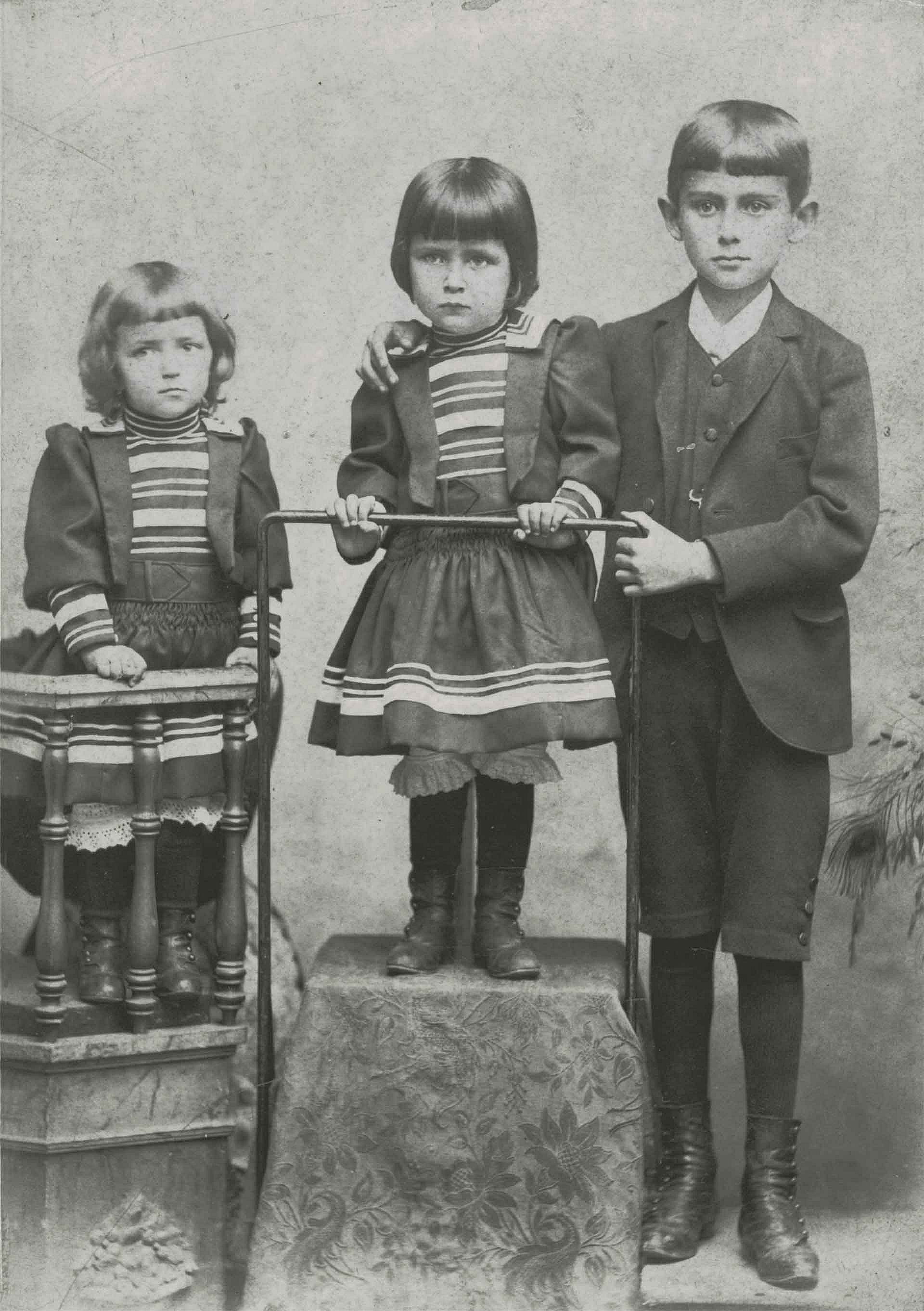 Historisches Familienfoto von drei Kindern (Schwarz-Weiß)
