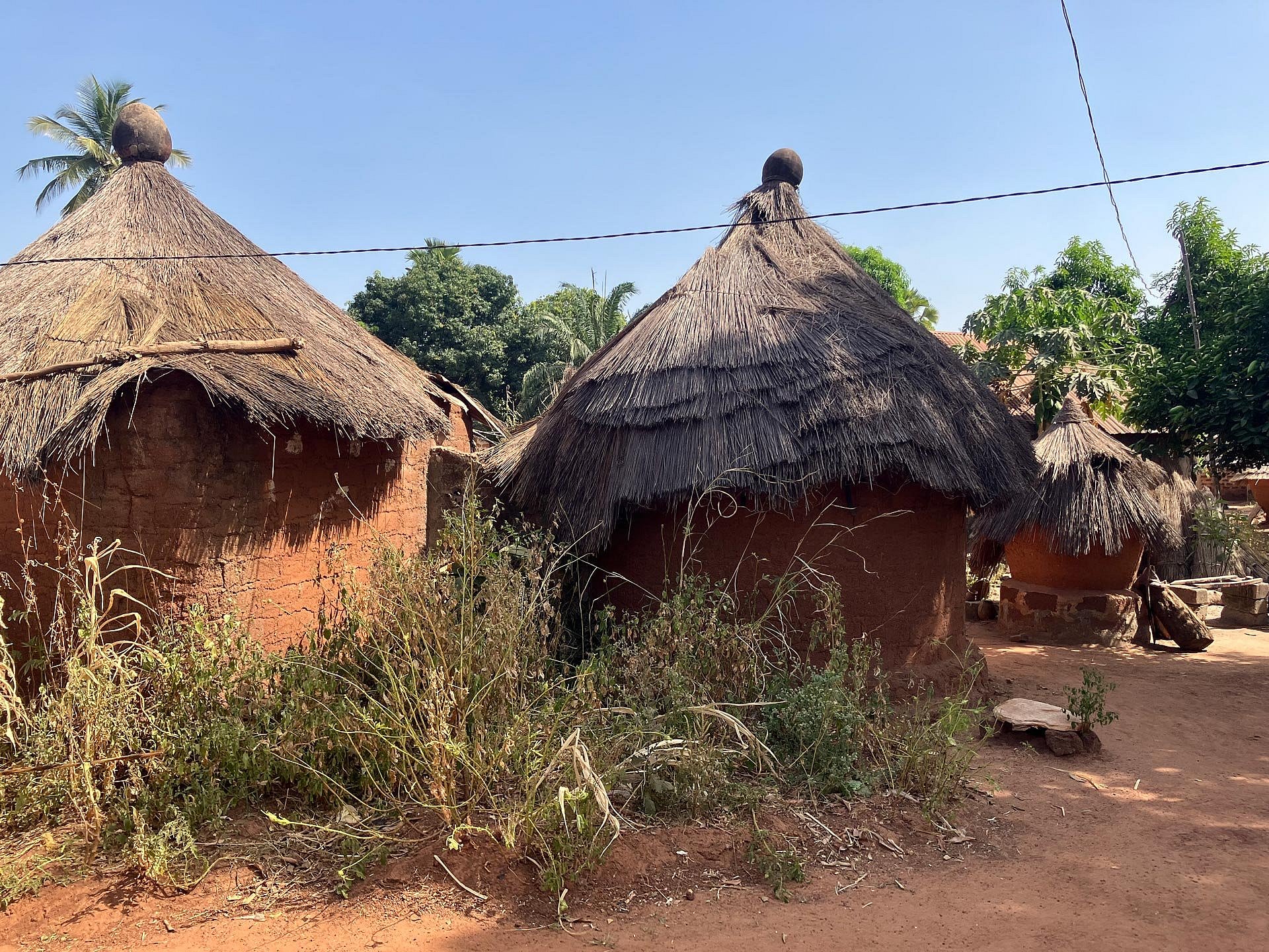 Dorf mit strohgedeckten Hütten in Togo