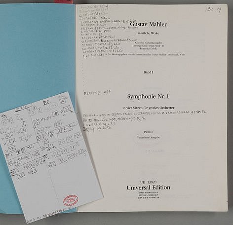 Partitur mit vielen handschriftlichen Notizen und eingeklebten Zettelchen