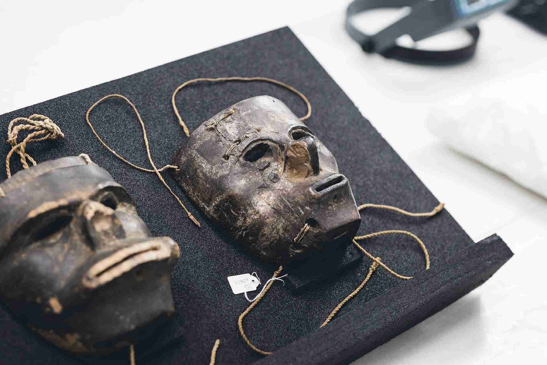 Zwei Masken auf Ablage