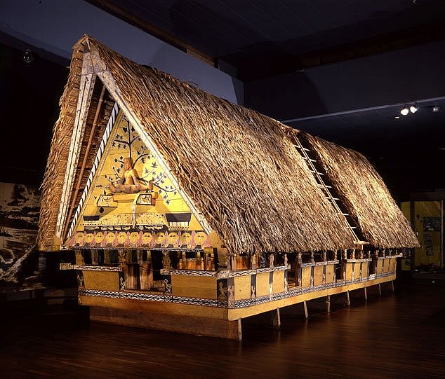 Ein mit Stroh gedecktes Haus in einer Ausstellungshalle (öffnet Vergrößerung des Bildes)