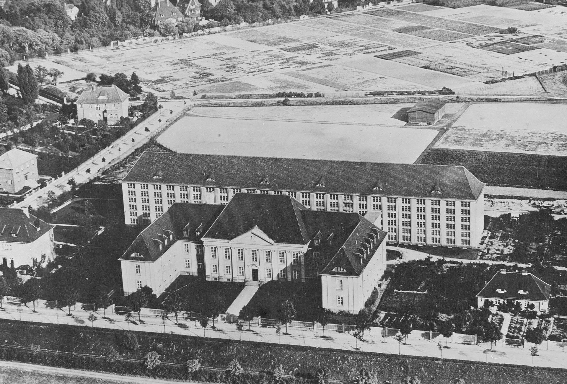 Historische Luftaufnahme eines Dreiflügeligen Baus