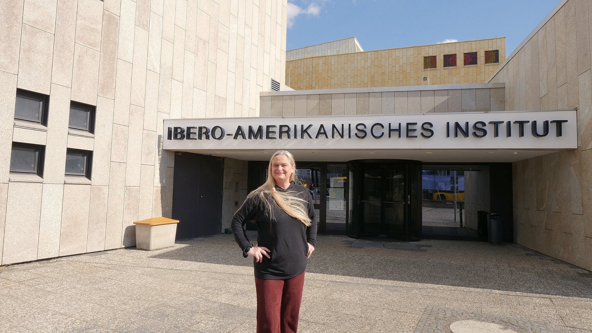 Andrea Wiethoff vor dem IAI