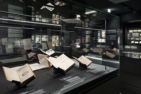 Vitrine in schwarzem Raum