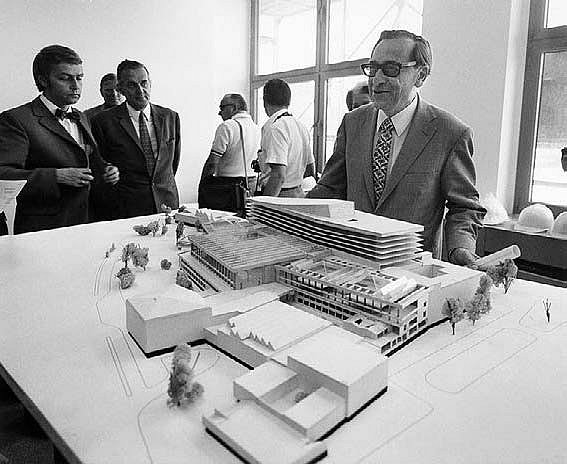 Ludwig Borngässer, Generaldirektor der Staatsbibliothek von 1963 bis 1972, mit einem Wettbewerbsmodell der Staatsbibliothek (öffnet Vergrößerung des Bildes)