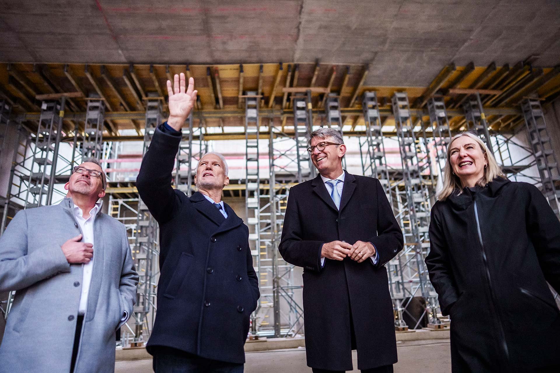 Vier Personen auf einer Baustelle
