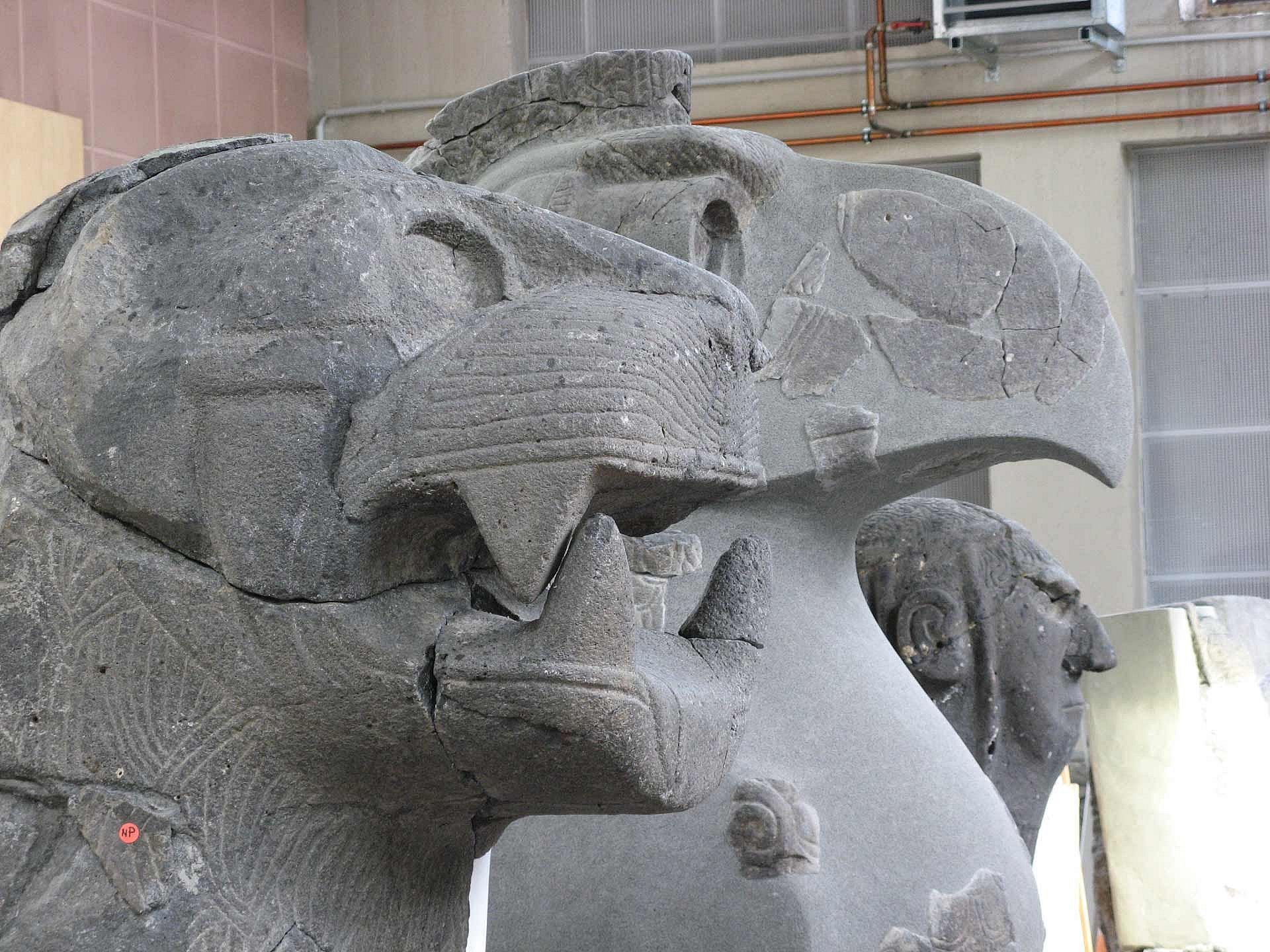 Steinskulpturen, Tierköpfe
