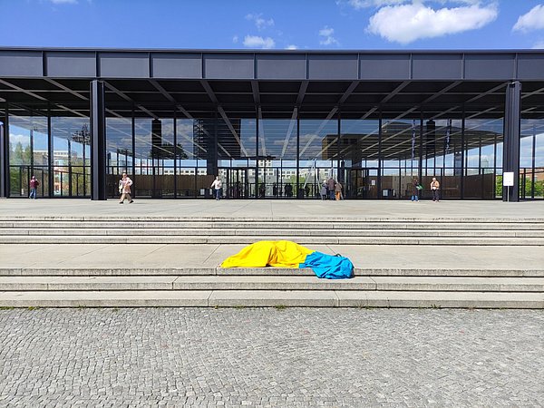 Solidar-Aktion für die Ukraine vor der Neuen Nationalgalerie © Staatliche Museen zu Berlin Solidar-Aktion für die Ukraine vor der Neuen Nationalgalerie © Staatliche Museen zu Berlin