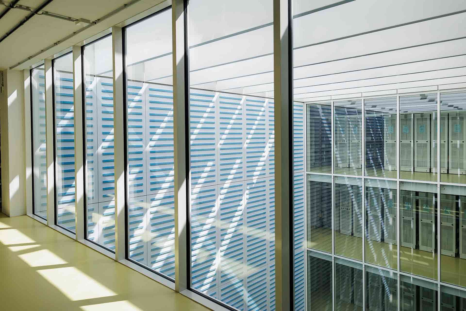Blick in einen Lichthof mit blauer Verzierung an den Wänden
