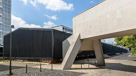 Zwei moderne Gebäude vor blauem Himmel (öffnet Vergrößerung des Bildes)