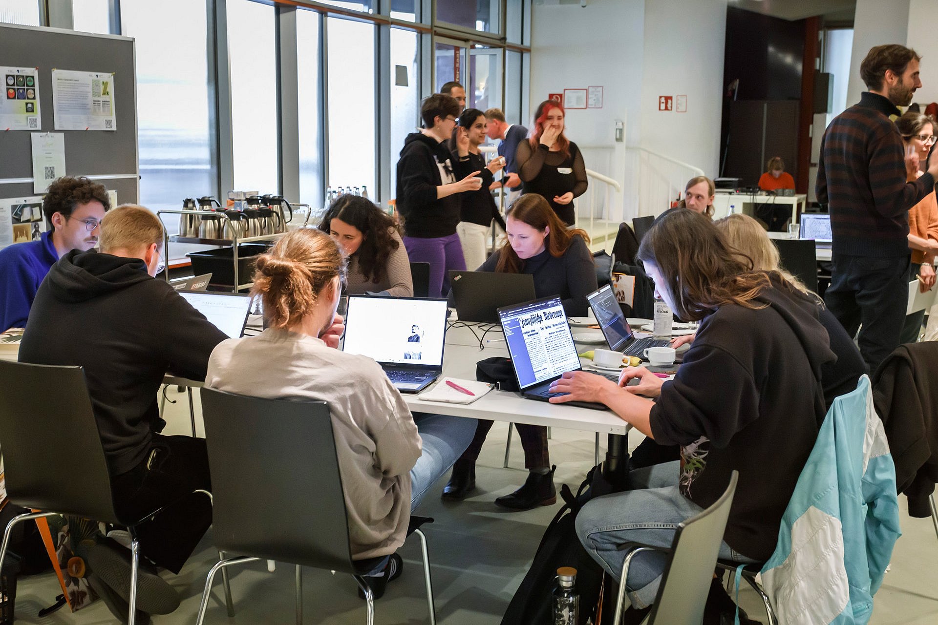 Personen arbeiten an einem großen Tisch