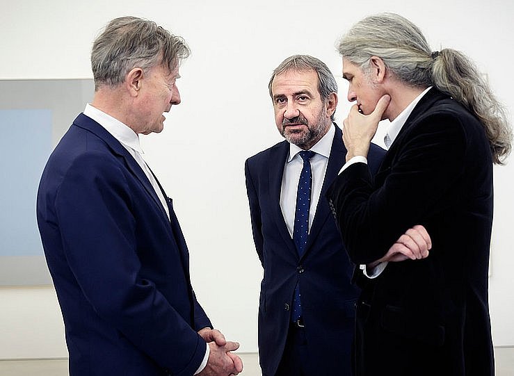 Drei Männer unterhalten sich stehend (öffnet Vergrößerung des Bildes)
