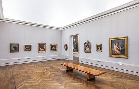 Ausstellungsraum mit Gemälden