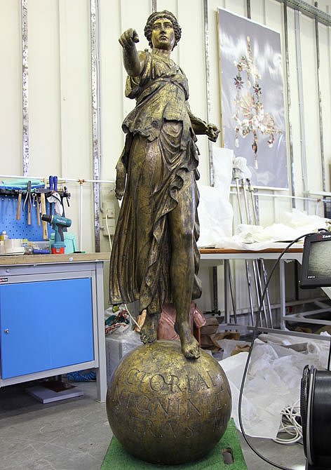 Die flügellose Skulptur steht in einem Werkstattraum der Eremitage umgeben von Werkzeug und Verpackungsmaterial