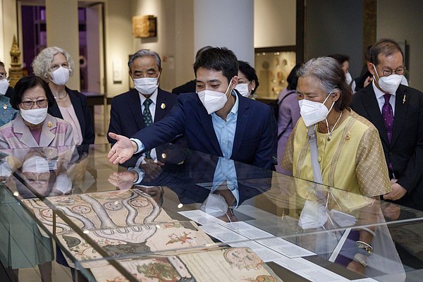 Besuch Ihrer Königlichen Hoheit Prinzessin Maha Chakri Sirindhorn von Thailand und einer mitreisenden Delegation in den Ausstellungen des Ethnologischen Museums und des Museums für Asiatische Kunst im Humboldt Forum am 03.07.2024 © Pierre Adenis / Staatlichen Museen zu Berlin