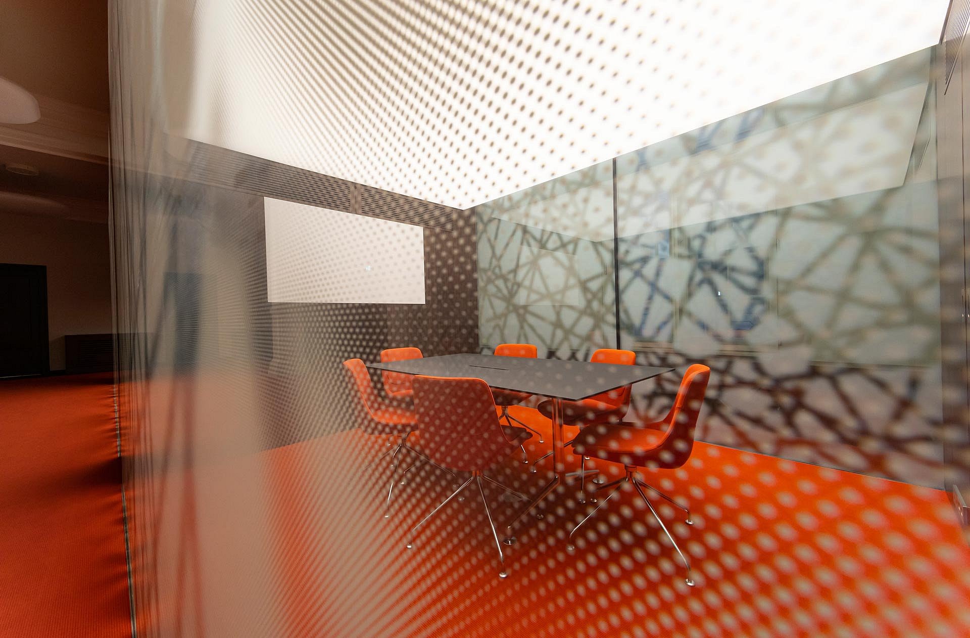 Blick in einen Gruppenarbeitsraum hinter Glas