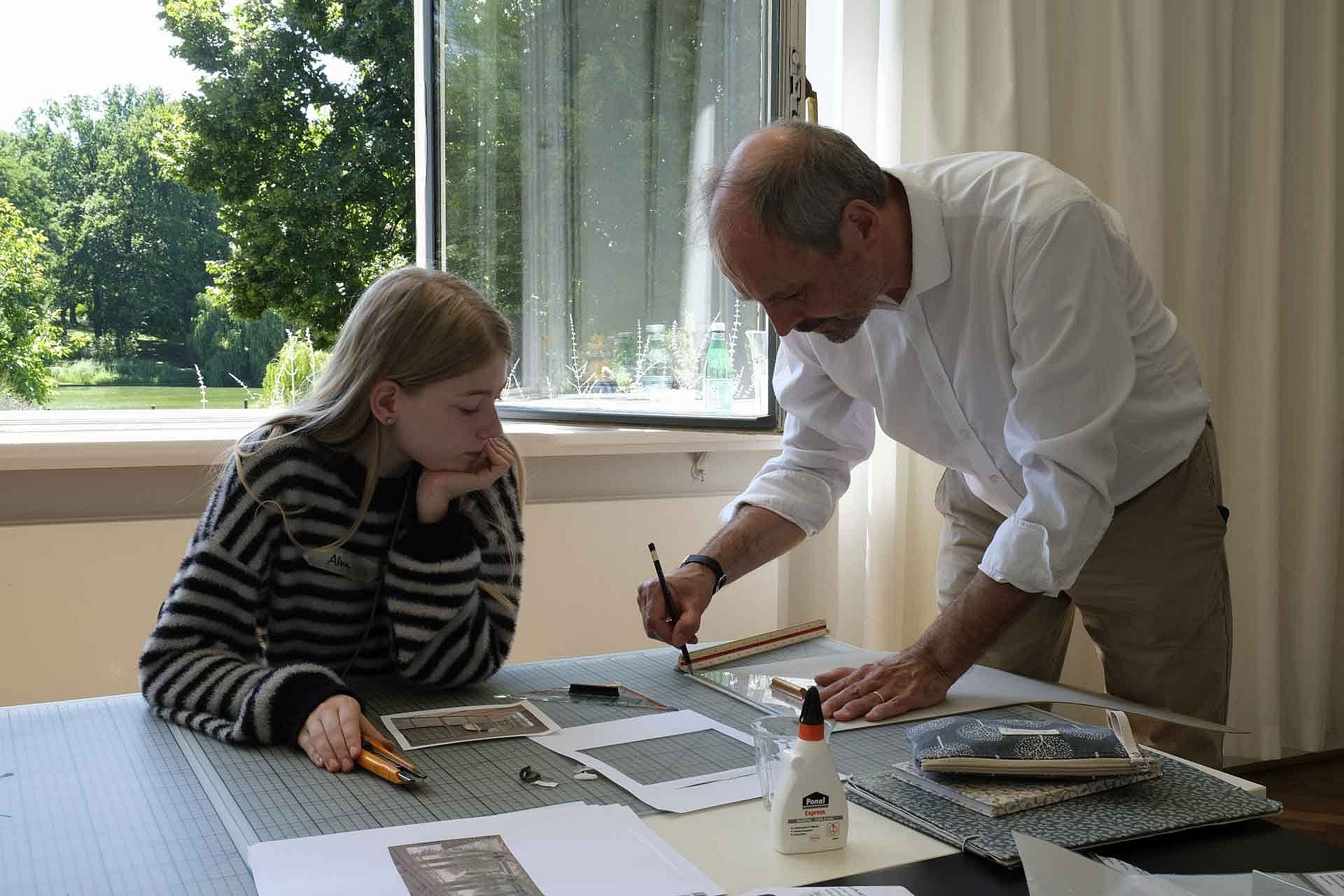 Zwei Personen bei der Arbeit am Architekturmodell