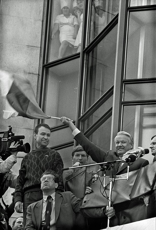 Augustputsch 1991 Menschengruppe auf Balkon, Mann schwenkt Fahne