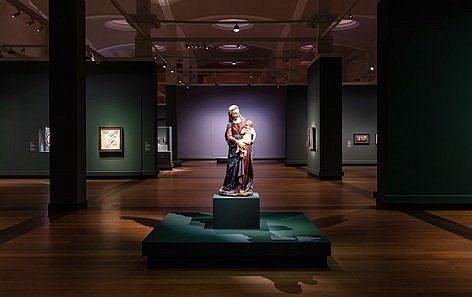 Blick in eine stimmungsvolle Skulpturenausstellung (öffnet Vergrößerung des Bildes)