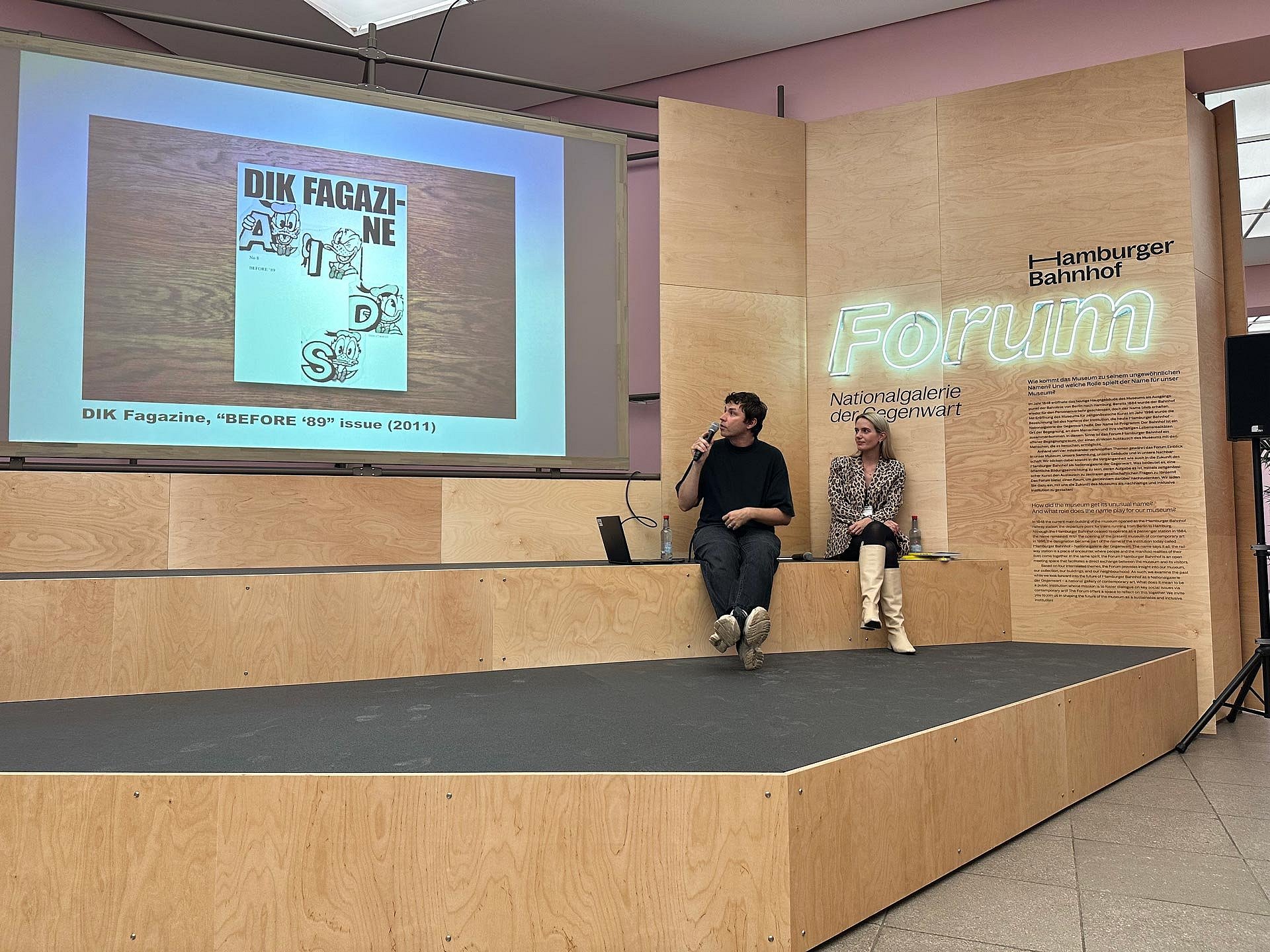 Gespräch in einem Museumsraum