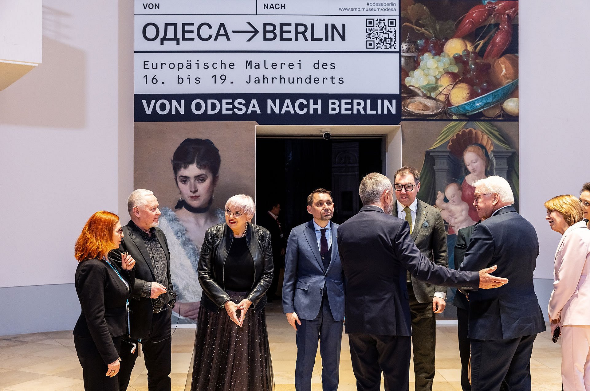 Personen stehen im Halbkreis im Museum