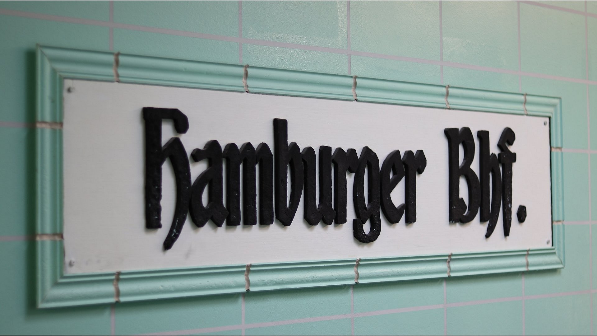 Kachelwand mit der Aufschrift "Hamburger Bahnhof"