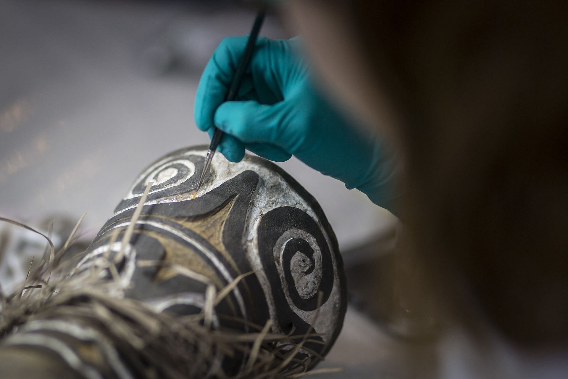Restaurierungsarbeiten an einem Keramikobjekt im ehemaligen Ethnologischen Museum. Foto: SPK/photothek.net/Florian Gaertner