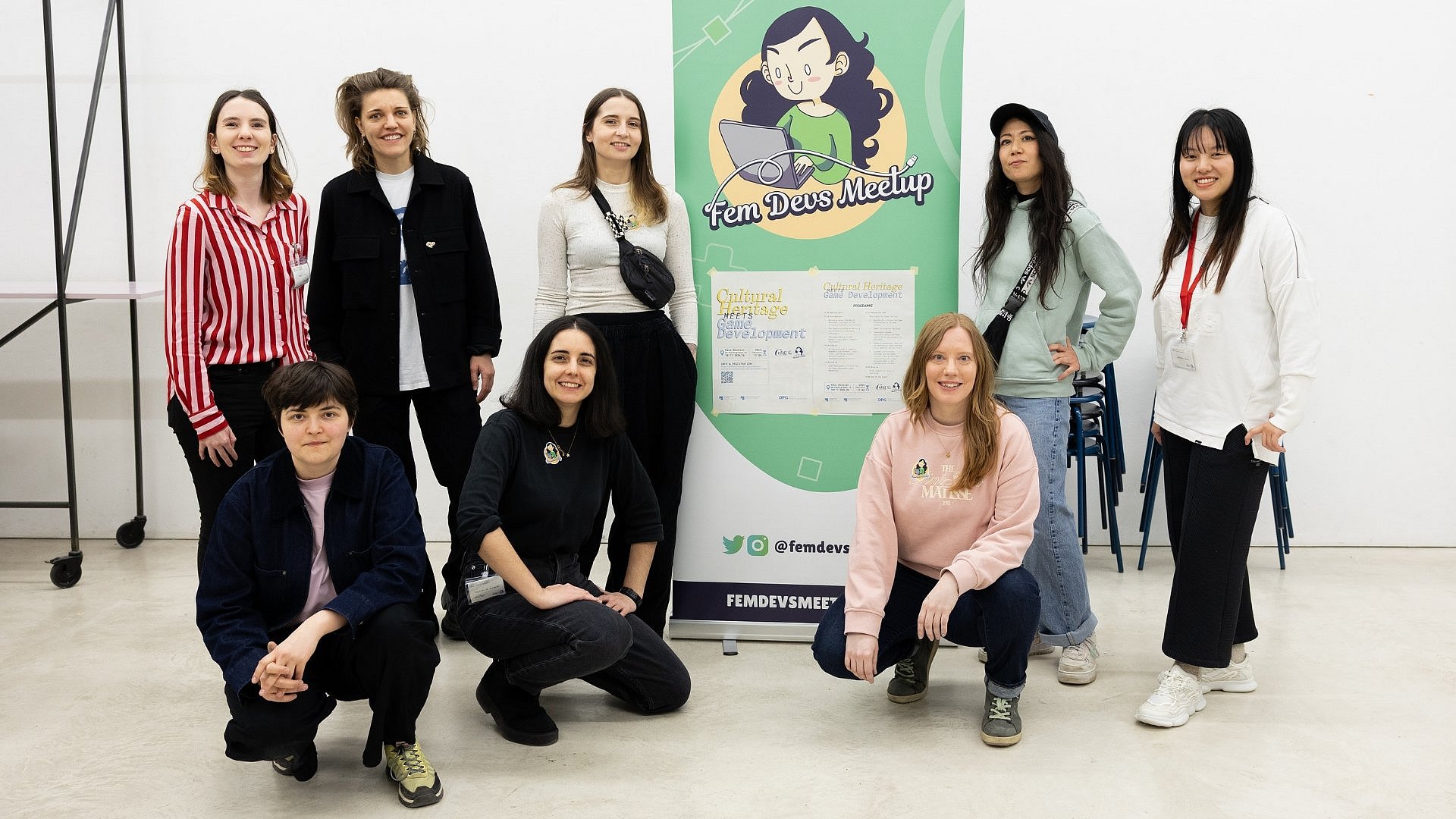 Gruppenfoto von weiblich gelesenen Personen in einem weißen Raum