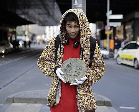Aztekische Sonnenscheibe des Ethnologischen Museums, Bahnhof Friedrichstraße, Zyklus „Dahlem goes to town“ (2012)