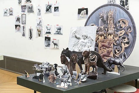 Tisch mit Ausstellungsstücken