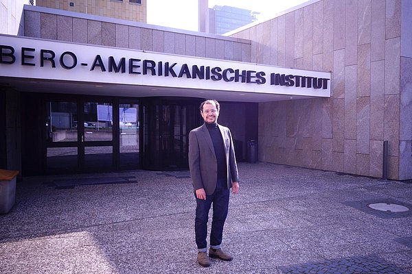 Carlos Nupia Mann steht vor einem Gebäude