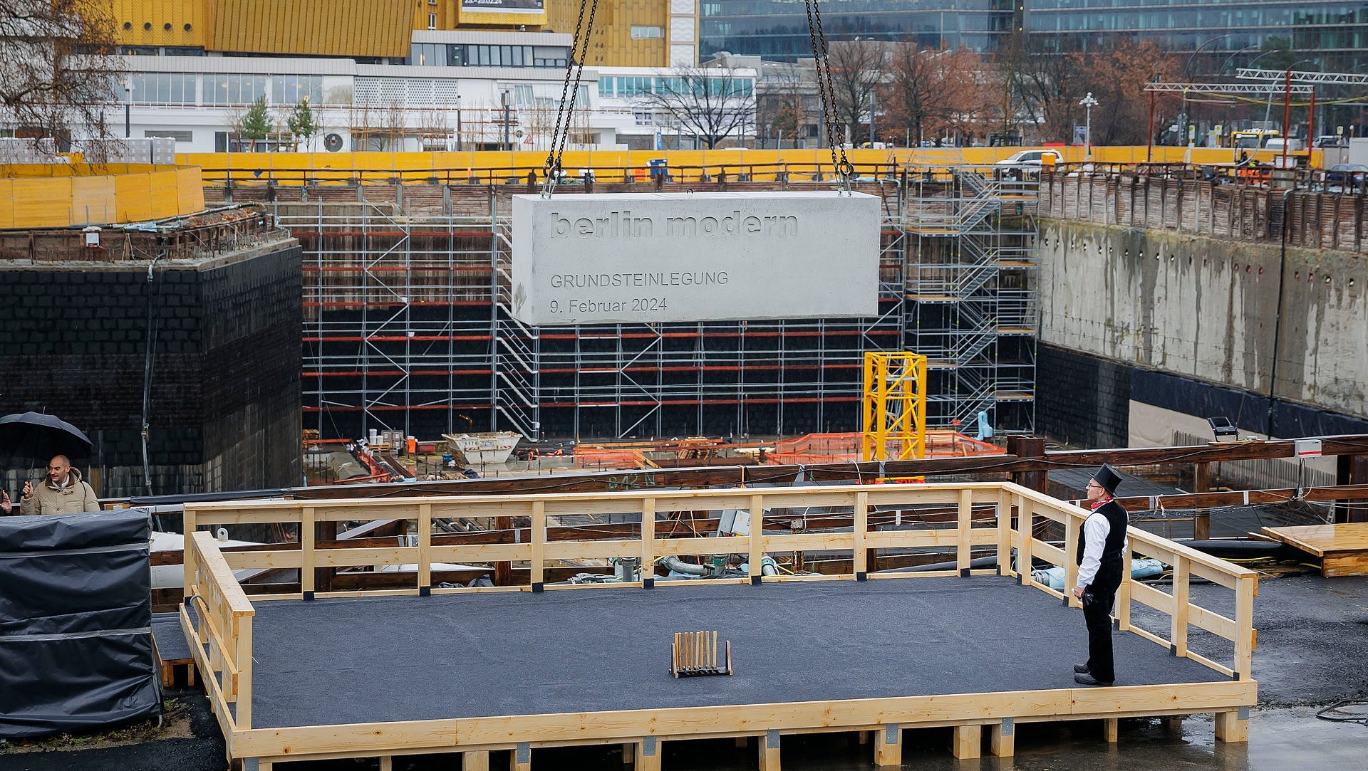 Rechteckiger Grundstein aus Beton wird angehoben