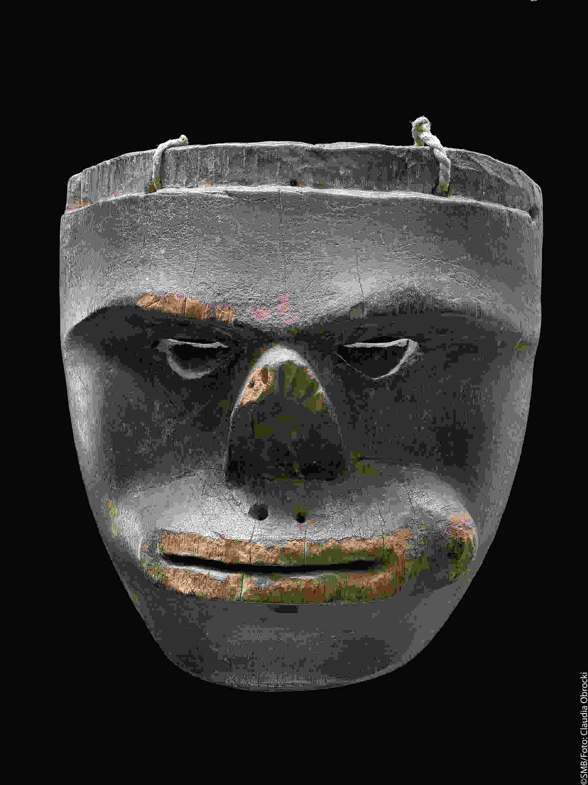 Maske vor schwarzem Hintergrund