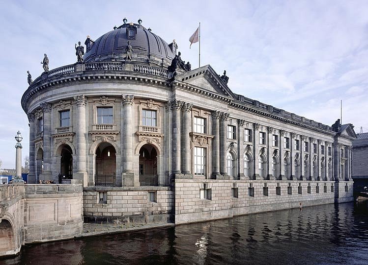 Außenansicht des Bode-Museums, vom Kupfergraben aus fotografiert (öffnet Vergrößerung des Bildes)
